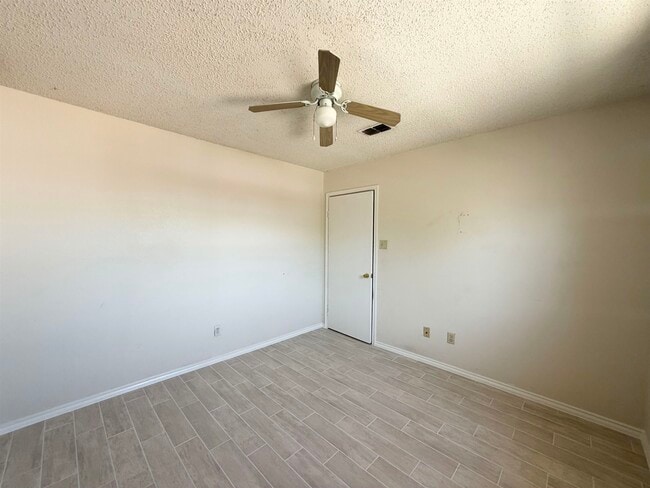 Building Photo - 216 E Cherry Ln