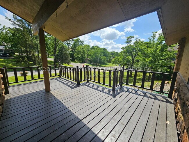 Building Photo - 18341 Woodcrest Ln