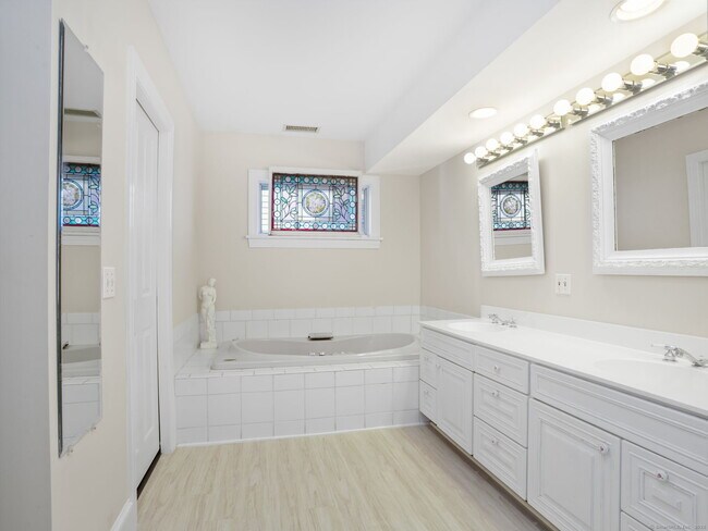 Building Photo - 3 E Beach Dr