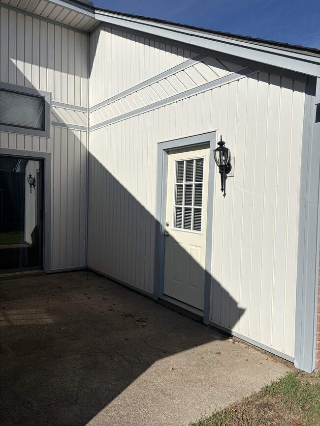 Building Photo - 106 Hollywood Dr