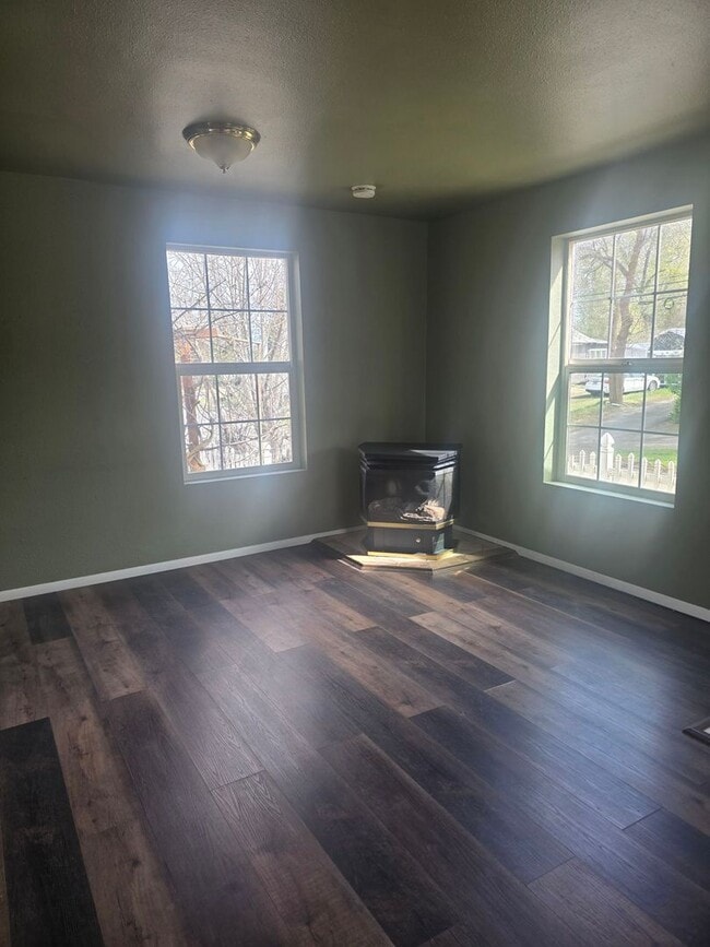 Building Photo - 3 Bedroom 1 Bathroom Home