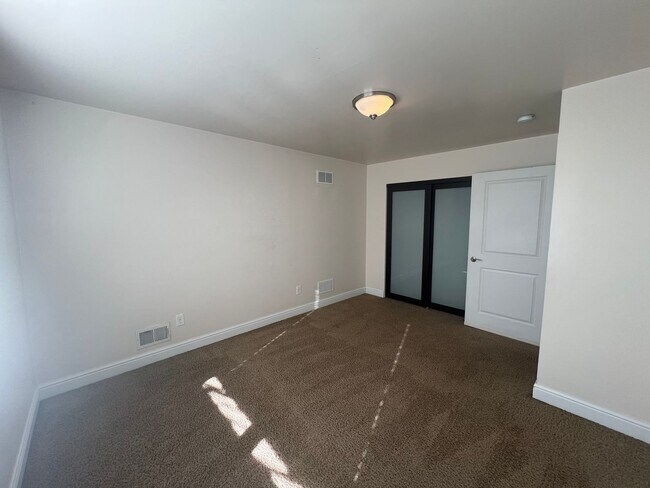 Building Photo - Beautiful 4 Bedroom/ 2.5 Bath with Integra...