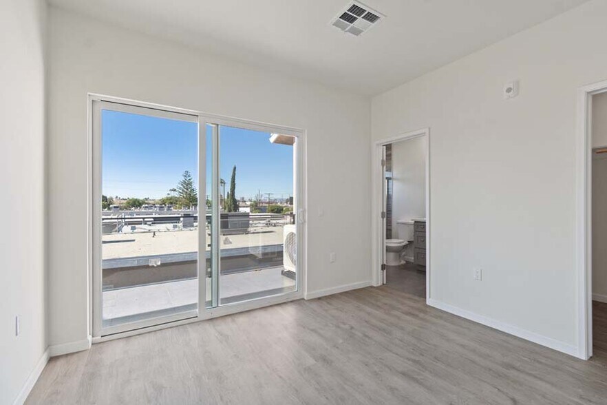 Building Photo - 11808 Hart St