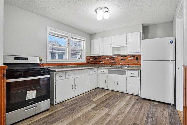 Building Photo - Charming 3-bedroom, 1-bath gem in the heart of Mishawaka!