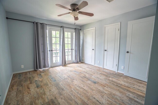 Building Photo - 6342 Chevy Chase Dr