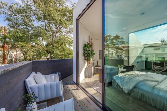 Building Photo - Hilldale