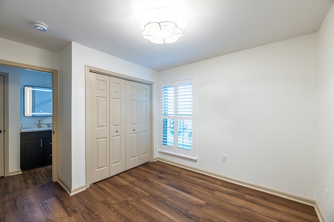 Building Photo - 632 Applegate Ln