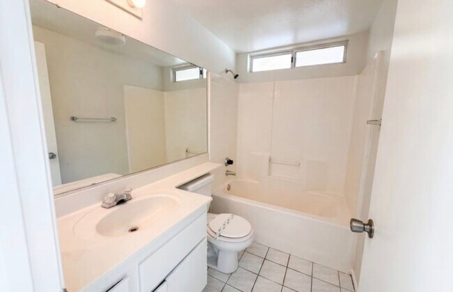 Building Photo - Charming 4BR House in Rialto