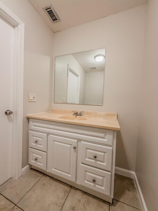 Building Photo - 1913 N Congress Ave