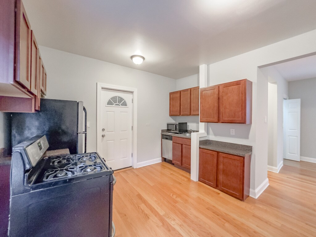 Building Photo - 3733 N Pine Grove Ave