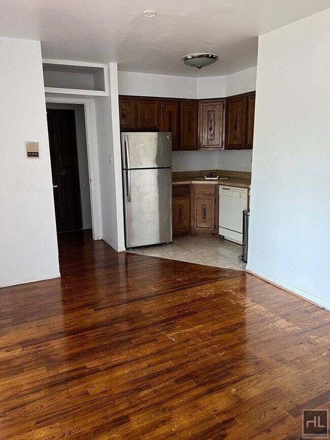 Building Photo - 38 AVENUE