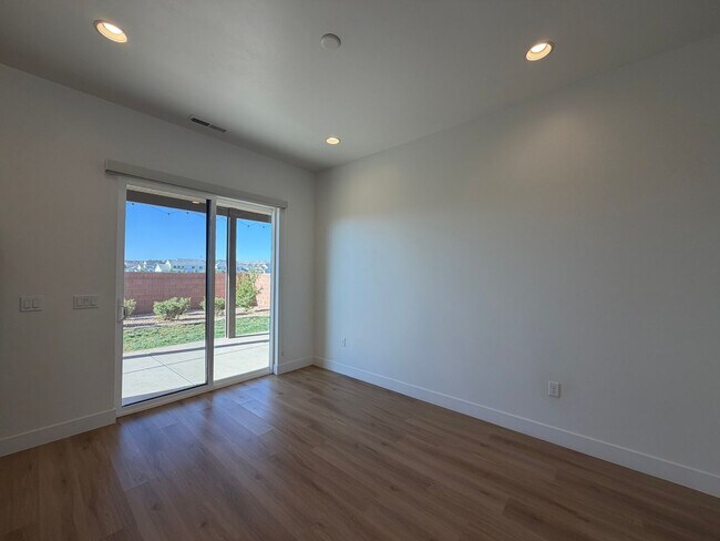 Building Photo - SPACIOUS PATIO HOME FOR RENT!