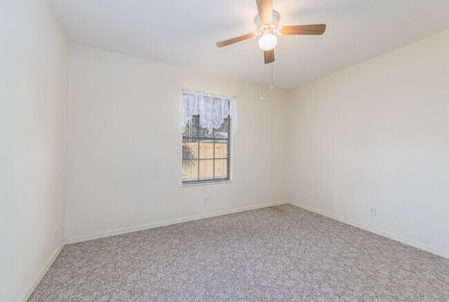 Building Photo - 795 Victoria Cir E