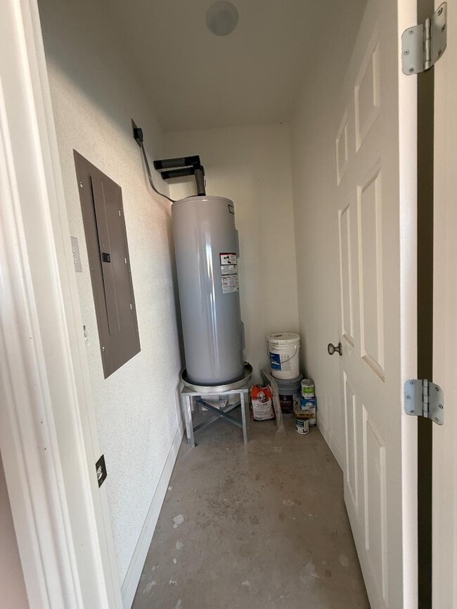 Building Photo - 267 NE Ave F