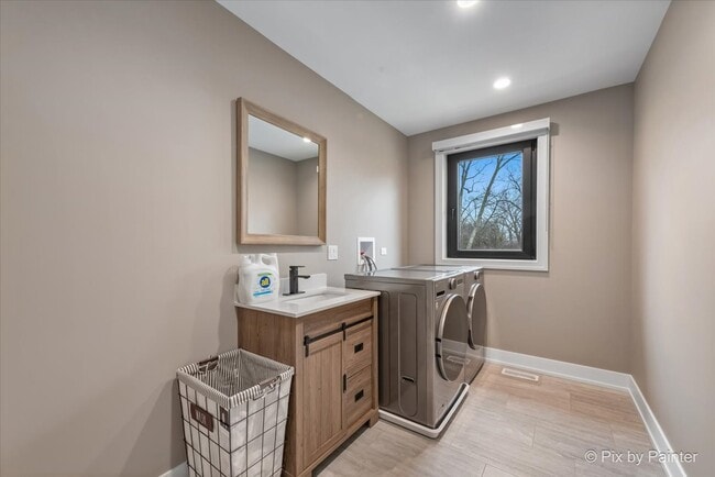 Building Photo - 154 Oak St