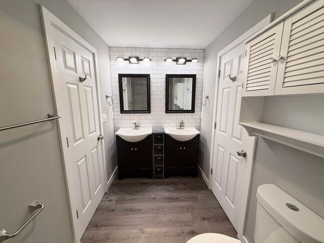 Building Photo - Charming 2-Bedroom Tukwila Townhome with Garage, Parking, Stainless Steel Appliances & Fireplace ...