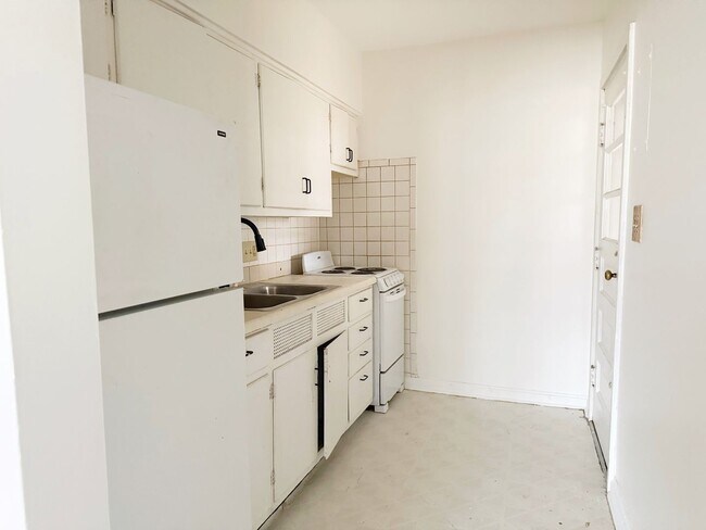 Building Photo - 1339 E Illinois St, Evansville, one bedroom, one bathroom