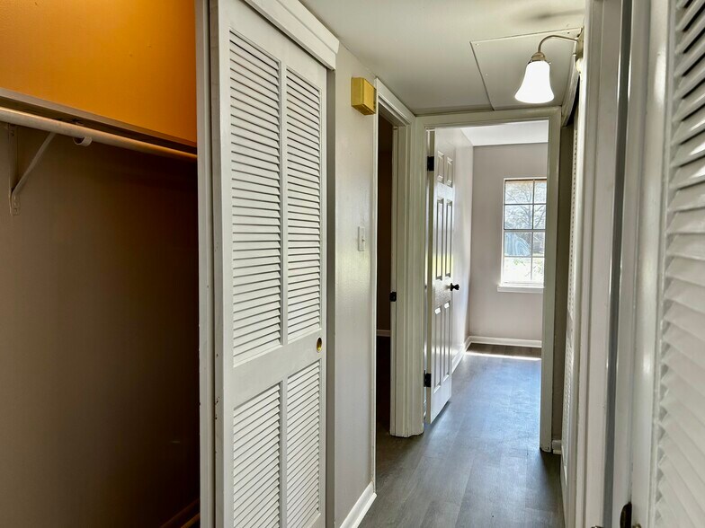 Building Photo - 305 Greenbriar St