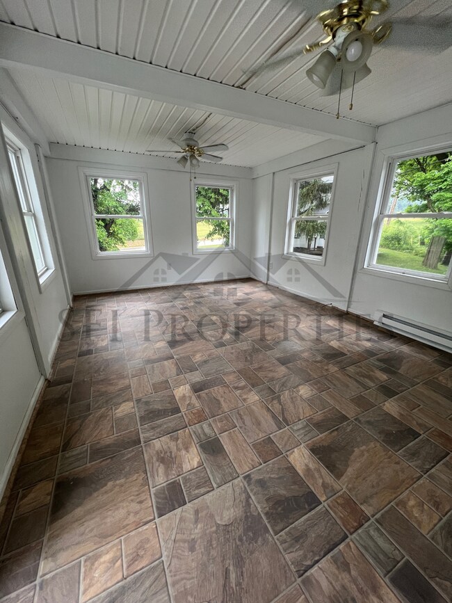 Building Photo - Lee6-8