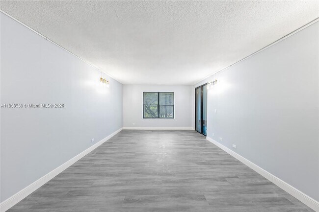Building Photo - 3680 Inverrary Dr
