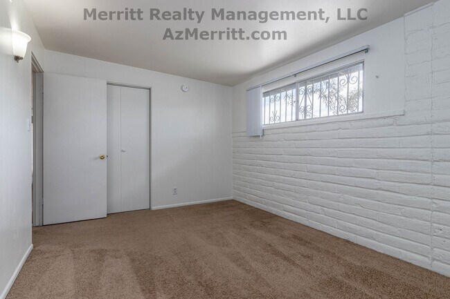 Building Photo - 4 Bedroom, 2 bath, air conditioned, fenced...