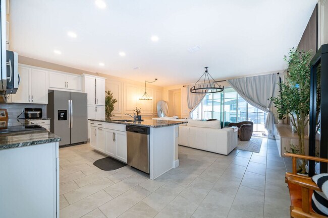 Building Photo - 1660 Tropical Palms Cir