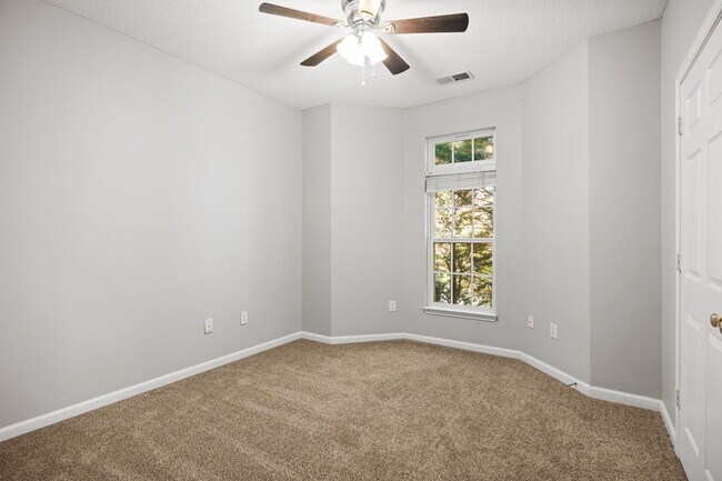 Building Photo - 3002 Greystone Pt