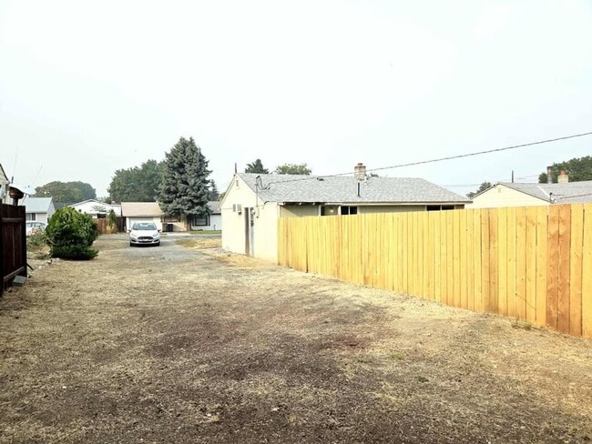 Building Photo - Two Bedrooms & One Bathroom Home $100.00 o...