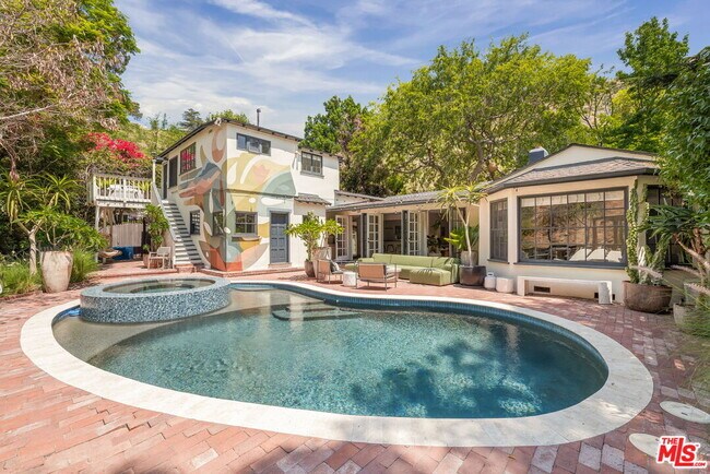 Building Photo - 2015 Nichols Canyon Rd