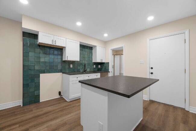 Building Photo - "Beautiful 3-Bedroom, 2-Full Bath Duplex Featuring Hardwood Floors and a Fenced Yard!"
