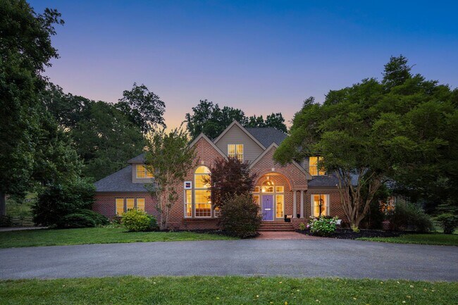 Primary Photo - Spacious 6-Bedroom Furnished Home Near Ash...