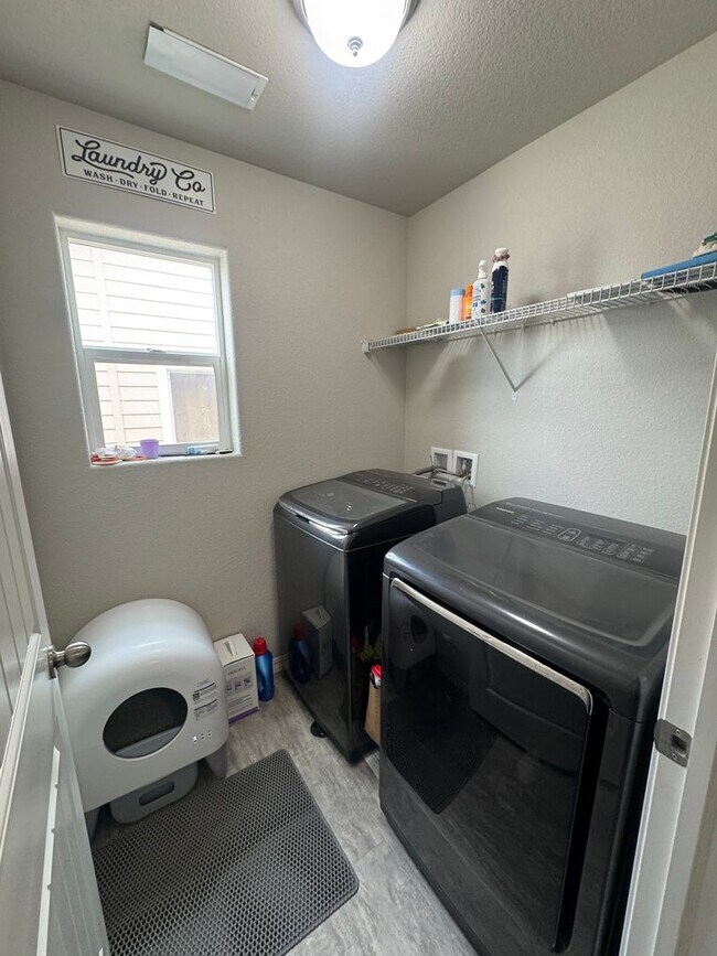 Building Photo - 3 Bed 2.5 Bath Home in Fountain Available in June