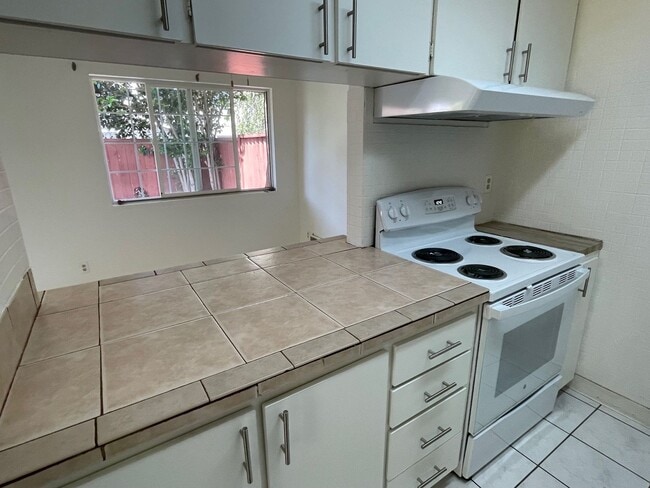 Building Photo - Spacious 2 Bedroom, 1 Bath Apartment w/ 1 Car Covered parking and onsite laundry
