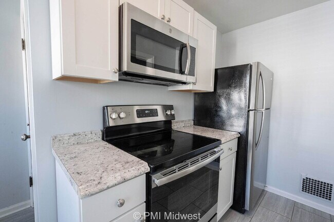Building Photo - Charming 2 Bed, 1 Bath Duplex with House-L...