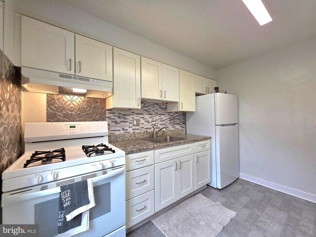 Building Photo - 6620 Boulevard View