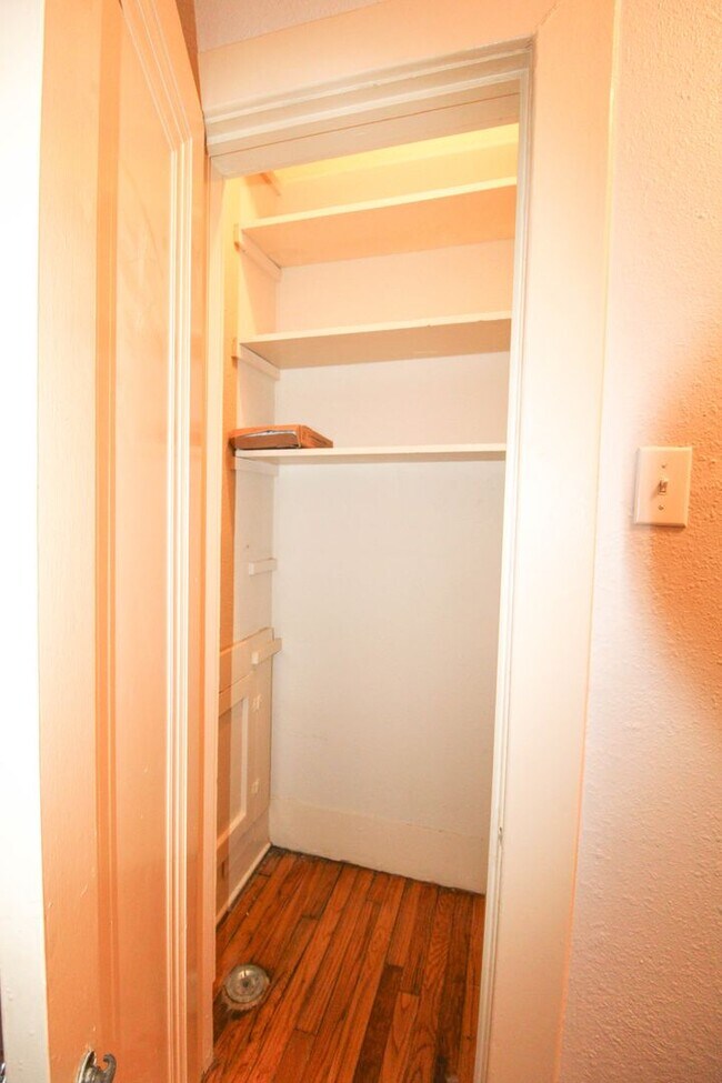 Building Photo - 438 W Rosewood Ave