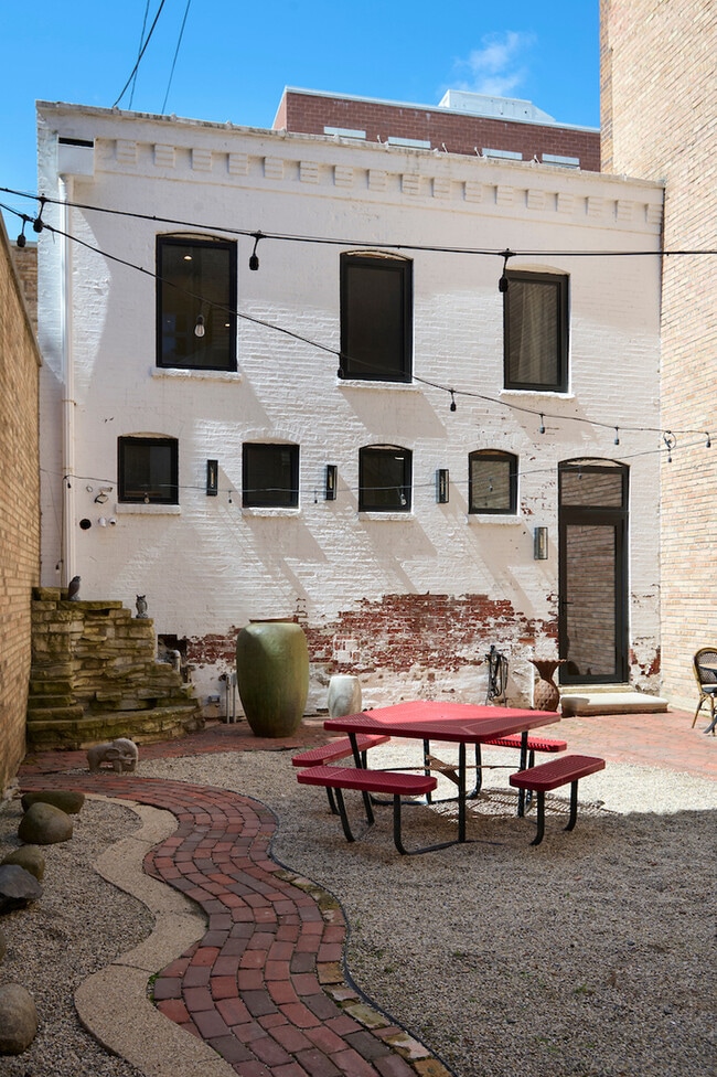 Building Photo - 1320 N La Salle Dr