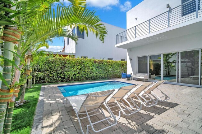 Building Photo - 7457 NW 101 Ave