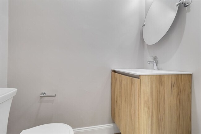 Building Photo - 192 Main St