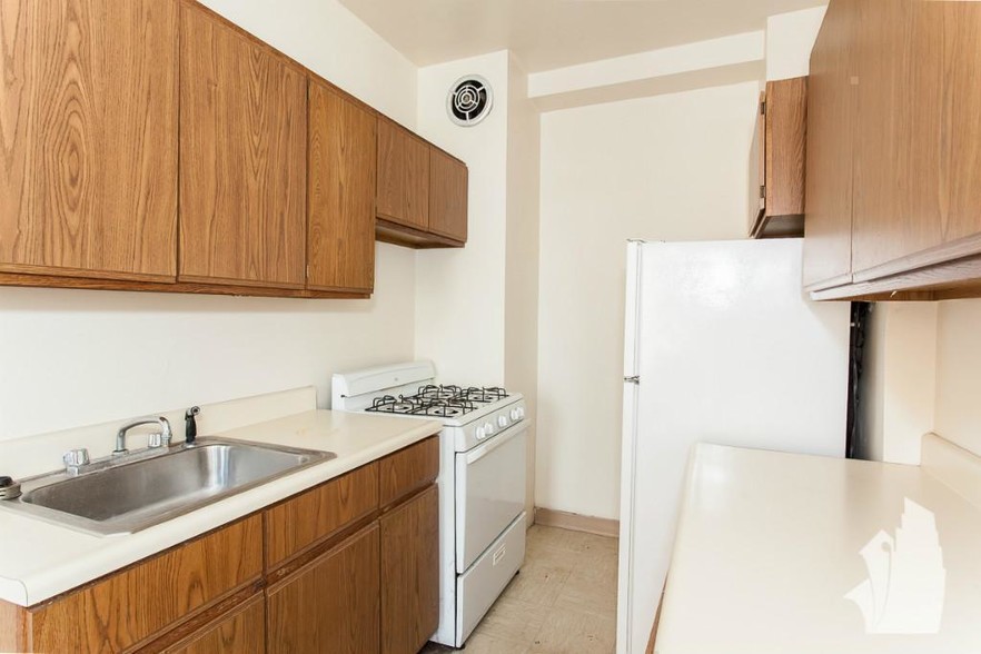 Building Photo - 540 W Briar Pl