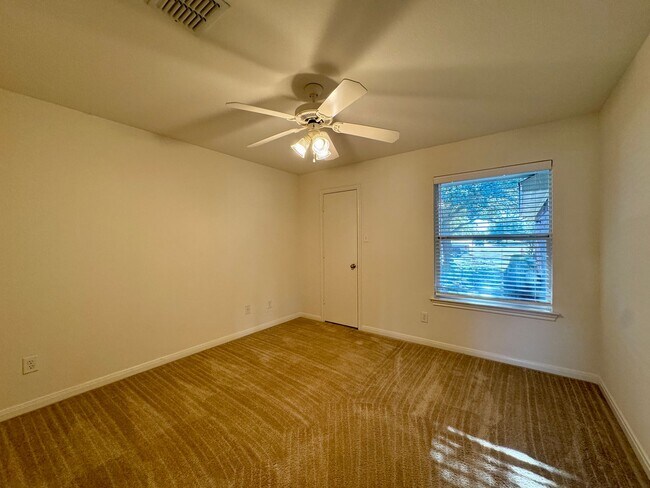 Building Photo - 3BR / 2BA Duplex in Hewitt, Texas | Midway ISD *Leasing Special Available*