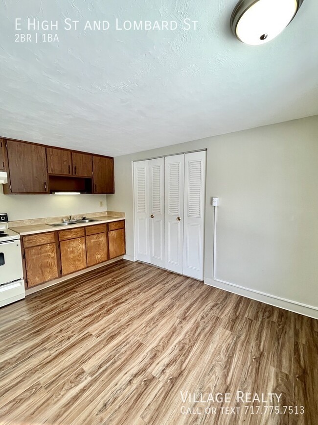 Building Photo - Huge 2-Bed apartment with washer/dryer hoo...