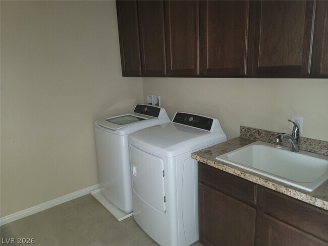 Building Photo - 2919 Tremont Ave