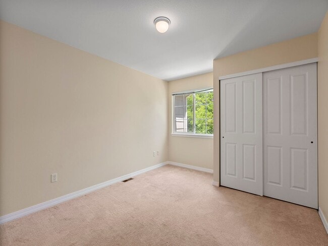 Building Photo - Beautiful 2 Bed 2.5 Bath Townhouse in SE F...