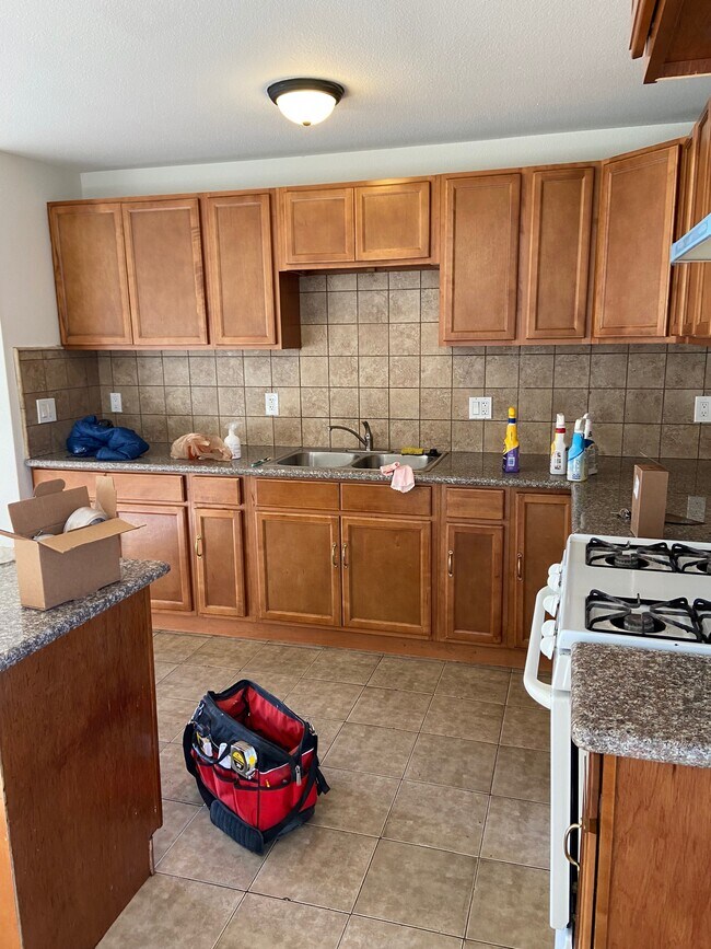 Building Photo - 291 E 46th St