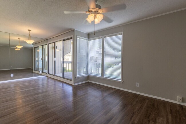 Building Photo - First floor condo available now! Pool views!