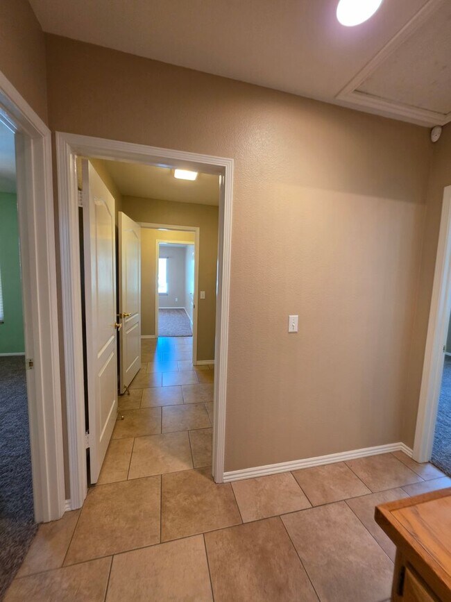 Building Photo - Spacious 4 Bedroom 2 bath Home in Victorville – Landscaping Included!