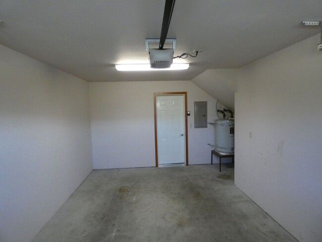 Building Photo - APPLICATION PENDING - Quiet living close t...