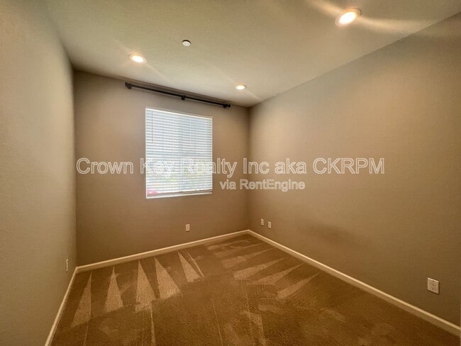 Building Photo - 2254 Middlebury Dr