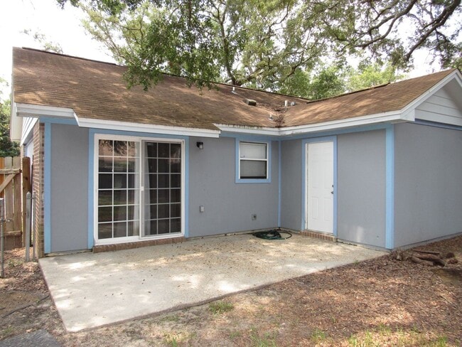 Building Photo - Close to schools, shopping & hospitals!